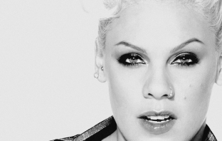 P!nk с нов видеоклип във френски стил. Виж Blow me (One Last Kiss) тук!