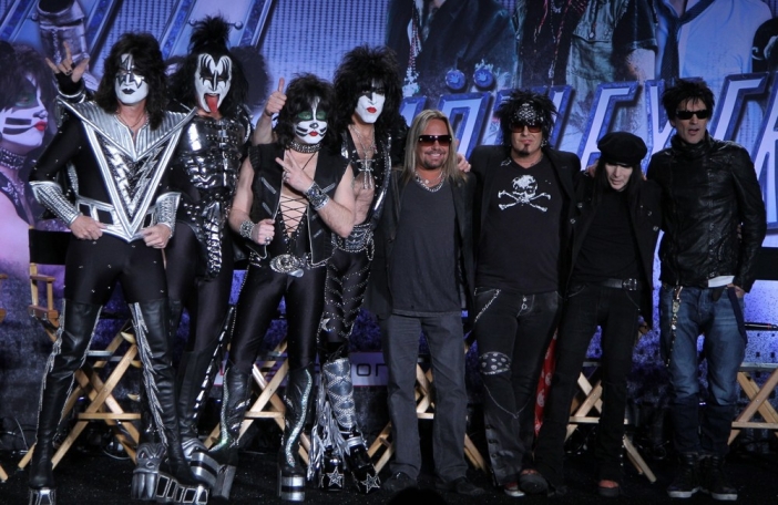 Motley Crue и Kiss даряват $100 000 на жертвите от Колорадо