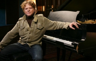 Мик Хъкнъл от Simply Red с дебютен солов албум през октомври