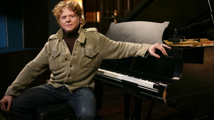 Мик Хъкнъл от Simply Red с дебютен солов албум през октомври