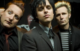 Green Day купонясват във видеото към Kill The DJ