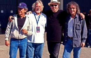 Neil Young and Crazy Horse с подробности около новия си албум