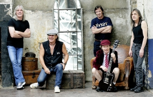 AC/DC пускат първи лайв албум от 20 години насам AC/DC пускат първи лайв албум от 20 години насам