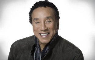 Smokey Robinson подготвя испано-английски проект