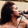 Поругаха гроба на Bon Scott Поругаха гроба на Bon Scott