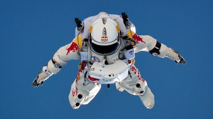Гледай на живо първото свръхзвуково свободно падане от "ръба на космоса" на Феликс Баумгартнер!