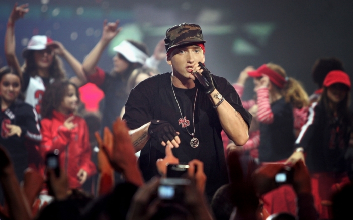 Eminem загатва за нов албум през 2013 чрез бейзболна шапка