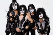 Kiss издават бокссет със синглите си от 1974 до 1982 г. 