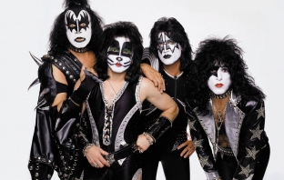 Kiss издават бокссет със синглите си от 1974 до 1982 г. 