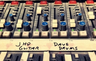 Дейв Грол записва с Queens Of The Stone Age албум No.6 на групата Дейв Грол записва с Queens Of The Stone Age албум No.6 на групата