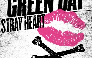Трагикомедия с едно избягало сърце в новото видео на Green Day. Виж Stray Heart тук!