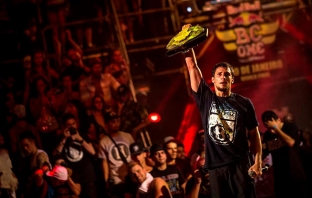 B-Boy Mounir от Франция спечели Red Bull BC ONE 2012 в Рио. Гледай шоуто тук!