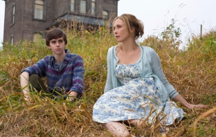 Фреди Хаймор като Норман Бейтс в дебютен трейлър на сериала Bates Motel (Видео)