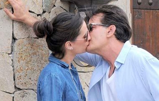 Чарли Шийн изловен да се целува с порнозвездата Джорджия Джоунс