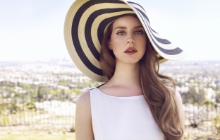 Lana Del Rey почва благотворителна дейност по примера на Анджелина Джоли
