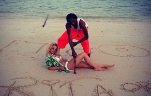 Rita Ora и Snoop Lion снимат клип на плажа в Тайван
