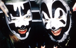 Хорър рап дуото Insane Clown Posse вдъхна нов живот на вечния хит Jump Around