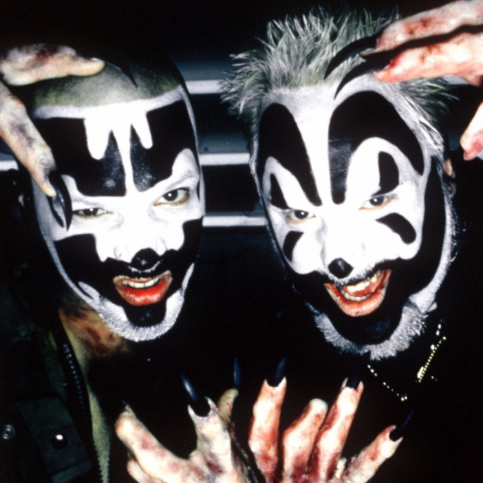Хорър рап дуото Insane Clown Posse вдъхна нов живот на вечния хит Jump Around