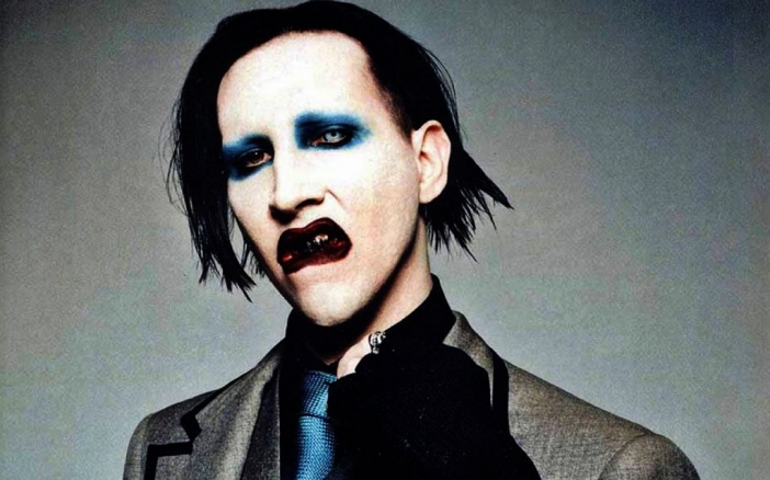 Marilyn Manson припадна на сцената по време на концерт (Видео)