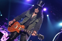 Slash подготвя песни за нов албум