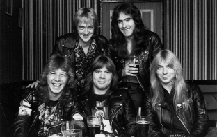 Почина бившият барабанист на Iron Maiden Клайв Бър 
