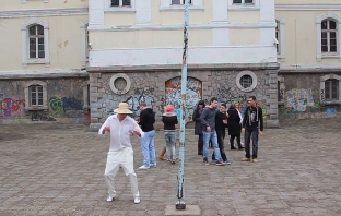 Уволненият заради Harlem Shake учител Христо Данев: Свиря на бас в няколко хардкор банди