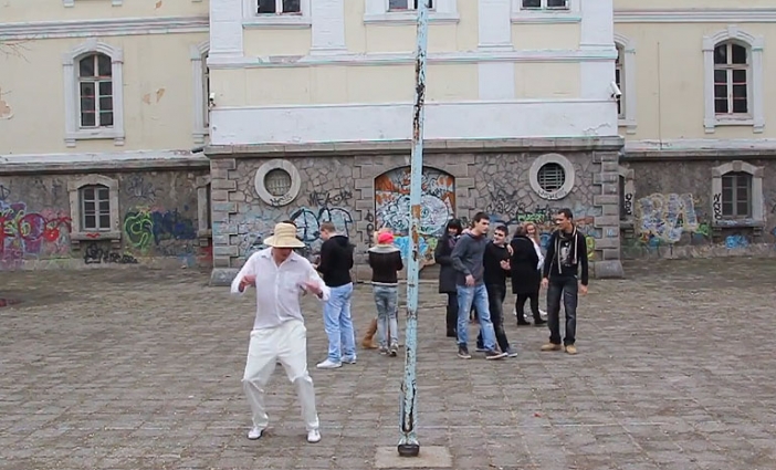 Уволненият заради Harlem Shake учител Христо Данев: Свиря на бас в няколко хардкор банди