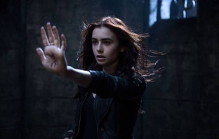 Лили Колинс преследва демони в нов трейлър на The Mortal Instruments: City of Bones (Видео)