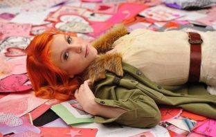 Paramore пуснаха оранжево видео, а Хейли - оранжева козметична линия