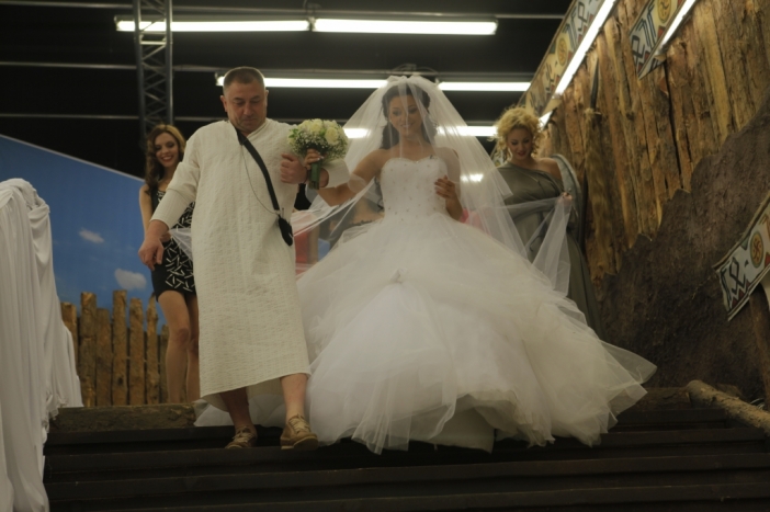 "Къртицата": Емануела вдигна сватба в Базата, Иван и Андрей станаха нейни кумове (Снимки)