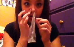 Condom Сhallenge, или как да си почистим носа с презерватив според актуалната YouTube мания (Видео)