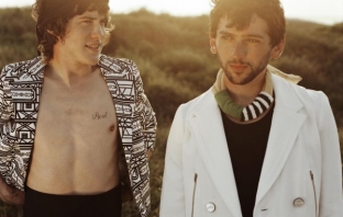 MGMT издадоха на аудиокасета сингъла Alien Days, с който отдават почит на Дейвид Бауи MGMT издадоха на аудиокасета сингъла Alien Days, с който отдават почит на Дейвид Бауи