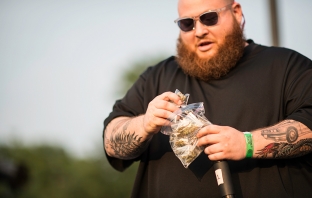 Рапърът Action Bronson раздаде на публиката на Coachella 2013 чувал марихуана (Видео)