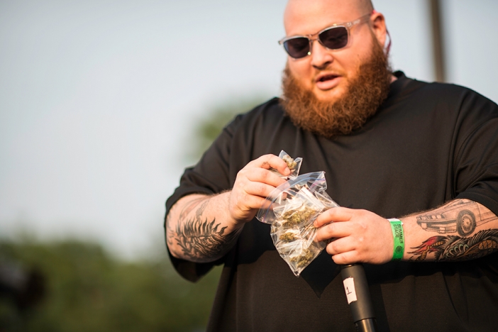 Рапърът Action Bronson раздаде на публиката на Coachella 2013 чувал марихуана (Видео)