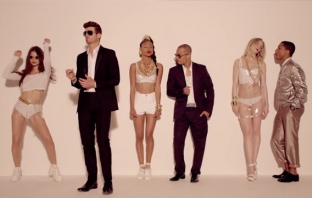 Голи топмодели танцуват с Robin Thicke, Pharrell и T.I. във видеото Blurred Lines (Видео 18+) Голи топмодели танцуват с Robin Thicke, Pharrell и T.I. във видеото Blurred Lines (Видео 18+)