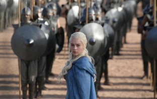Емилия Кларк от Game of Thrones става стриптийзьорка в нов филм на Джеймс Франко