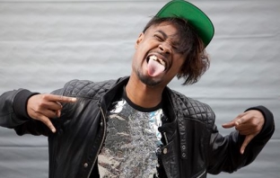 Danny Brown получи орални ласки на сцената, но не спря да рапира