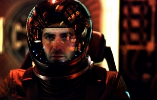 Сандра Бълок и Джордж Клуни са изоставени в космоса в Gravity (Трейлър)