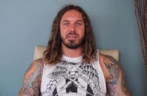 Tim Lambesis от As I Lay Dying пледира невинен за планираното убийство на жена си (видео)