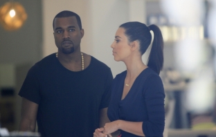 Kanye West нападна папарак, след като си удари главата в пътен знак (Видео)