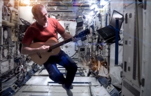 Крис Хадфийлд пусна първия клип, заснет в космоса - кавър версия на Space Oddity на Дейвид Бауи
