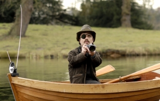 Питър Динклидж става кралски шут във филм по разказ на Едгар Алън По