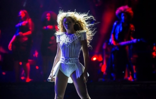 Фен плясна Beyonce по дупето по време на концерт (Видео)