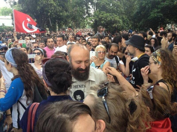 Актьорите от "Великолепният век" се включиха в турските протести