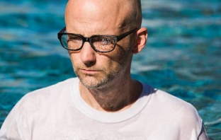 Moby с чисто нов сингъл, издава албум през октомври