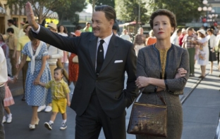 Том Ханкс и Ема Томпсън се разхождат в Дисниленд в първи кадър от Saving Mr. Banks