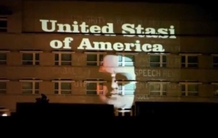 United Stasi of America. Kim Dotcom скандализира с прожекция върху американското посолство в Берлин (Видео) 