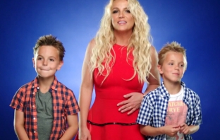 Бритни Спиърс показа децата си във видеото Ooh La La от The Smurfs 2 OST