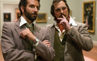 Крисчън Бейл и Брадли Купър са неузнаваеми в първи кадри от American Hustle Крисчън Бейл и Брадли Купър са неузнаваеми в първи кадри от American Hustle