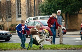 Джони Ноксвил вилнее като 86-годишен старец в Jackass Presents: Bad Grandpa (Трейлър)